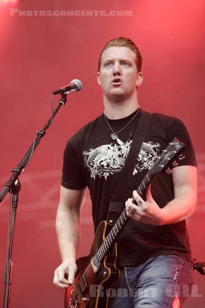 QUEENS OF THE STONE AGE - 2005-08-25 - SAINT CLOUD - Domaine National - Grande Scene - Joshua Michael Homme III